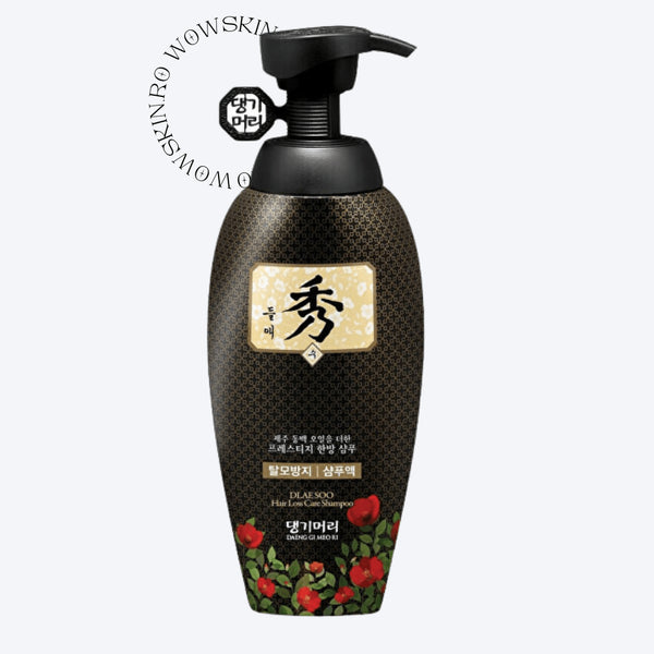 Șamponul coreean Dlae Soo pentru îngrijirea părului și prevenirea căderii acestuia, într-un ambalaj elegant de 400 ml cu pompiță, este o adevărată inovație în cosmetice. Designul său distinctiv cu motive tradiționale coreene și elemente naturale, precum fructele roșii înfățișate, sugerează un produs inspirat din natură și dedicat sănătății părului. Formulat special pentru a combate căderea părului și a stimula creșterea sănătoasă, acest șampon Dlae Soo este o alegere excelentă